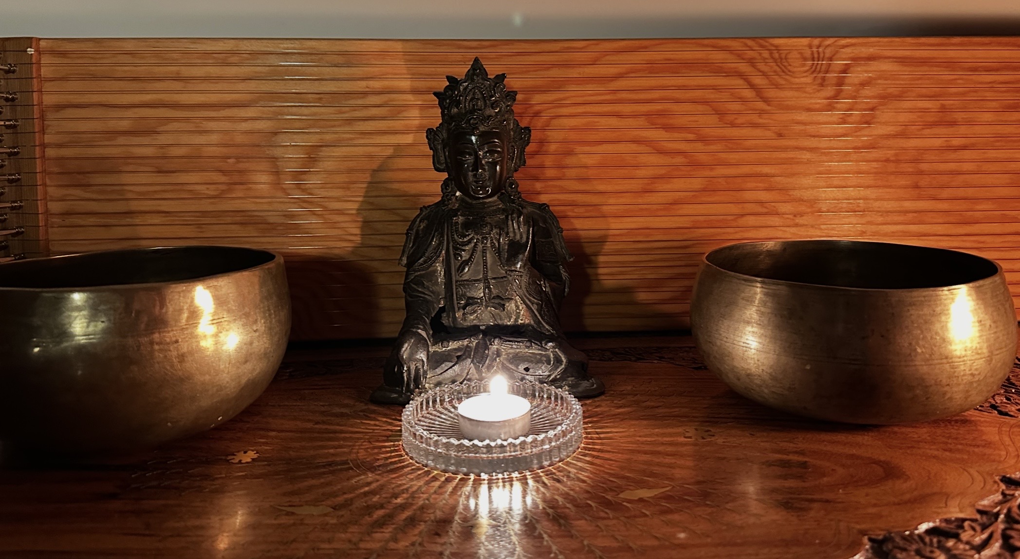 Klangschalen mit Buddha-Statue